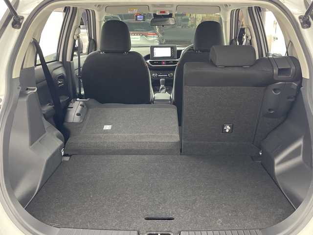 トヨタ ライズ G 兵庫県 2023(令5)年 2.1万km シャイニングホワイトパール ・プリクラッシュセーフティ/・クリアランスソナー/・先行車発進お知らせ/・車線逸脱警報/・ステアリングアシスト/・標識認識/・ふらつき警報/・後退時交差車両検知警報システム/・社外7インチナビ＆フルセグ＆BT＆DVD/・パノラマミックビューモニター/・前後ドライブレコーダー/・ビルトインETC/・ブラインドスポットモニター/・スマートキー/・プッシュスタート/・フロアマット/・ドアバイザー/・純正16インチアルミホイール/・LEDヘッドライト/・オートライト/・横滑り防止装置/・アイドリングストップ