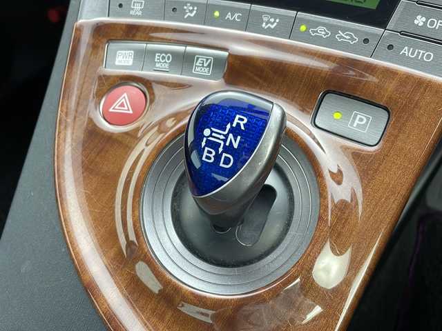 トヨタ プリウス S　マイコーデ 新潟県 2014(平26)年 5.6万km ホワイトパールクリスタルシャイン 純正8インチメモリナビ/(NSZA-X64T)/(CD.DVD.SD.フルセグ.Bluetooth)/バックカメラ/ステアリングリモコン/HIDオートライト/リアコーナーセンサー/ビルトインETC/合皮レザーシート/プッシュスタート/スマートキー/純正フロアマット