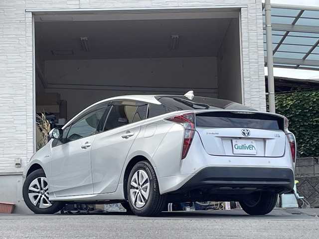 トヨタ プリウス A 大分県 2019(平31)年 3.5万km シルバーM ヘッドアップディスプレイ/社外ナビ/フルセグTV/Bluetooth/DVD/社外ETC/純正フロアマット/純正15インチアルミホイール/純正LEDヘッドライト/オートライト/オートマッチックハイビーム/レーンキープアシスト/横滑り防止装置/コーナーセンサー
