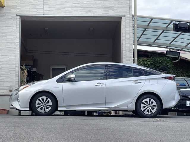 トヨタ プリウス A 大分県 2019(平31)年 3.5万km シルバーM ヘッドアップディスプレイ/社外ナビ/フルセグTV/Bluetooth/DVD/社外ETC/純正フロアマット/純正15インチアルミホイール/純正LEDヘッドライト/オートライト/オートマッチックハイビーム/レーンキープアシスト/横滑り防止装置/コーナーセンサー