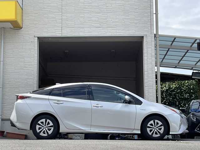 トヨタ プリウス A 大分県 2019(平31)年 3.5万km シルバーM ヘッドアップディスプレイ/社外ナビ/フルセグTV/Bluetooth/DVD/社外ETC/純正フロアマット/純正15インチアルミホイール/純正LEDヘッドライト/オートライト/オートマッチックハイビーム/レーンキープアシスト/横滑り防止装置/コーナーセンサー