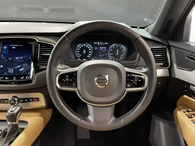 ボルボ ＸＣ９０ T5 AWD モーメンタム 道央・札幌 2018(平30)年 3.2万km クリスタルホワイトP ACC/３６０度カメラ/メモリー付パワーシート（D/N）/シートヒーター（D/N）/LEDヘッドライト/オートライト/BLIS（ブラインドスポット・インフォメーション・システム）/LCMA（レーン・チェンジ・マージ・エイド）/CTA（クロス・トラフィック・アラート）/LKA（レーン・キーピング・エイド）/RSI（ロード・サイン・インフォメーション）/DAC（ドライバー・アラート・コントロール）/パイロットアシスト/パーク・アシスト・パイロット（縦列・並列駐車支援システム）/１２．３インチ・デジタル液晶ドライバー・ディスプレイ/純正フロアマット/・保証書、取扱説明書（有）/・スペアキー×１