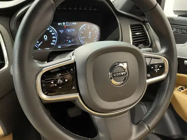 ボルボ ＸＣ９０ T5 AWD モーメンタム 道央・札幌 2018(平30)年 3.2万km クリスタルホワイトP ACC/３６０度カメラ/メモリー付パワーシート（D/N）/シートヒーター（D/N）/LEDヘッドライト/オートライト/BLIS（ブラインドスポット・インフォメーション・システム）/LCMA（レーン・チェンジ・マージ・エイド）/CTA（クロス・トラフィック・アラート）/LKA（レーン・キーピング・エイド）/RSI（ロード・サイン・インフォメーション）/DAC（ドライバー・アラート・コントロール）/パイロットアシスト/パーク・アシスト・パイロット（縦列・並列駐車支援システム）/１２．３インチ・デジタル液晶ドライバー・ディスプレイ/純正フロアマット/・保証書、取扱説明書（有）/・スペアキー×１
