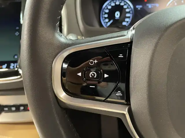 ボルボ ＸＣ９０ T5 AWD モーメンタム 道央・札幌 2018(平30)年 3.2万km クリスタルホワイトP ACC/３６０度カメラ/メモリー付パワーシート（D/N）/シートヒーター（D/N）/LEDヘッドライト/オートライト/BLIS（ブラインドスポット・インフォメーション・システム）/LCMA（レーン・チェンジ・マージ・エイド）/CTA（クロス・トラフィック・アラート）/LKA（レーン・キーピング・エイド）/RSI（ロード・サイン・インフォメーション）/DAC（ドライバー・アラート・コントロール）/パイロットアシスト/パーク・アシスト・パイロット（縦列・並列駐車支援システム）/１２．３インチ・デジタル液晶ドライバー・ディスプレイ/純正フロアマット/・保証書、取扱説明書（有）/・スペアキー×１