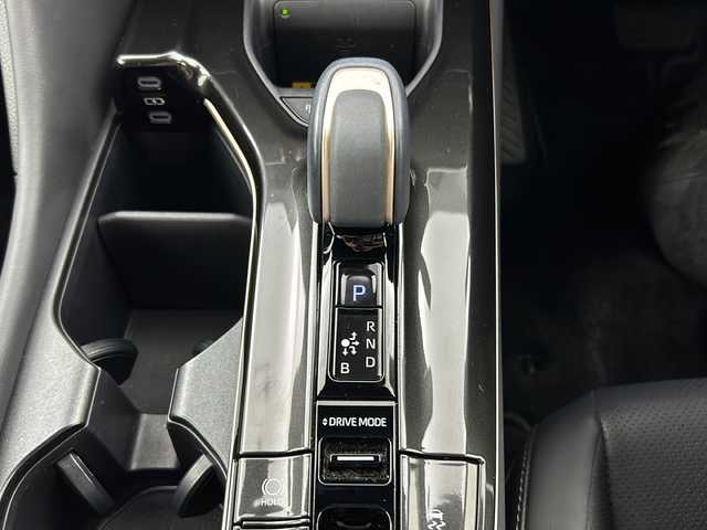 トヨタ クラウン スポーツ Z 大阪府 2025(令7)年 1.4万km プレシャスホワイトパール 純正12.3インチナビ/（フルセグ／Bluetooth ／USB ）/全方位モニター/デジタルインナーミラー/ヘッドアップディスプレイ/ブラインドスポットモニター/トヨタセーフティセンス/コーナーセンサー/ハンドルヒーター/シートヒーター/エアシート/電動リアゲート/パワーシート/オートライト/オートハイビーム/ETC/純正フロアマット/純正２１AW/横滑り防止装置/盗難防止装置/スペアキー