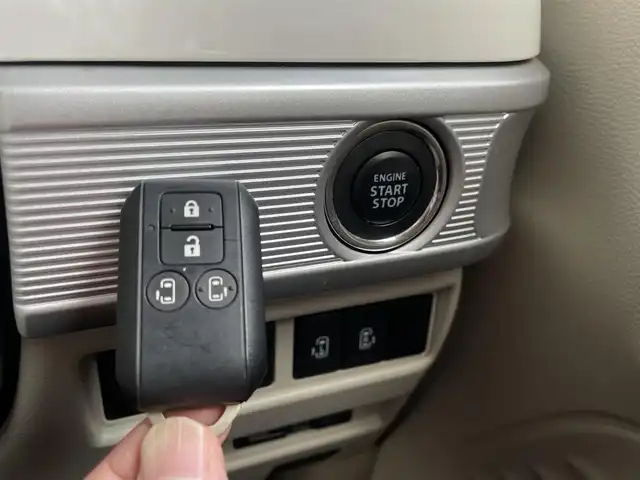 スズキ スペーシア HYBRID X 埼玉県 2023(令5)年 1.3万km オフブルーメタリック/ホワイト2トーン /ワンオーナー//純正9型メモリナビ//フルセグTV//全方位カメラ//CD/DVD/Bluetooth//スマートフォン-リンク//両側パワースライドドア//運転席シートヒーター//アダプティブクルーズコントロール//ビルトインETC2.0//スマートキーx2//LEDヘッドライト//衝突軽減ブレーキ//車線逸脱警報//W.サイド.カーテンエアバッグ//ABS//横滑り防止装置//バックソナー//アイドリングSTOP//前後ドライブレコーダー//オートライト//プライバシーガラス//ドアバイザー//レザー調シートカバー//新車時保証書//取扱説明書//ナビ取説