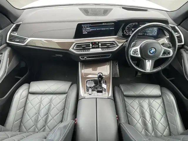 ＢＭＷ ＢＭＷ Ｘ５ xDrive 45e Mスポーツ 東京都 2023(令5)年 11.2万km ミネラルホワイト ・法人ワンオーナー/・エアササスペンション/・プッシュスタート/・パノラマサンルーフ/・インテリジェントセーフティ/・注意喚起アシスタント/・ステアリングアシスト/・PDC自動起動/・アクティブPDC緊急ブレーキ/・パーキングアシスト/・ハイビームアシスト/・クルーズコントロール(追従式)/・本革シート/・前席パワーシート/・全席シートヒーター/・純正メモリナビ/【Bluetooth・USB・AppleCarPlay】/・フルセグTV/・全方位カメラ/・ETC/・ワイヤレス充電/・ドライブレコーダー(前後録画)/・レーダー探知機/・パワーバックドア/・LEDヘッドランプ/・純正マット