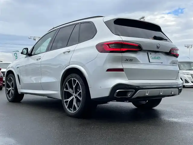 ＢＭＷ ＢＭＷ Ｘ５ xDrive 45e Mスポーツ 東京都 2023(令5)年 11.2万km ミネラルホワイト ・法人ワンオーナー/・エアササスペンション/・プッシュスタート/・パノラマサンルーフ/・インテリジェントセーフティ/・注意喚起アシスタント/・ステアリングアシスト/・PDC自動起動/・アクティブPDC緊急ブレーキ/・パーキングアシスト/・ハイビームアシスト/・クルーズコントロール(追従式)/・本革シート/・前席パワーシート/・全席シートヒーター/・純正メモリナビ/【Bluetooth・USB・AppleCarPlay】/・フルセグTV/・全方位カメラ/・ETC/・ワイヤレス充電/・ドライブレコーダー(前後録画)/・レーダー探知機/・パワーバックドア/・LEDヘッドランプ/・純正マット