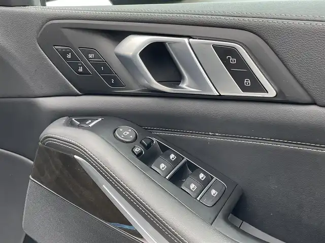 ＢＭＷ ＢＭＷ Ｘ５ xDrive 45e Mスポーツ 東京都 2023(令5)年 11.2万km ミネラルホワイト ・法人ワンオーナー/・エアササスペンション/・プッシュスタート/・パノラマサンルーフ/・インテリジェントセーフティ/・注意喚起アシスタント/・ステアリングアシスト/・PDC自動起動/・アクティブPDC緊急ブレーキ/・パーキングアシスト/・ハイビームアシスト/・クルーズコントロール(追従式)/・本革シート/・前席パワーシート/・全席シートヒーター/・純正メモリナビ/【Bluetooth・USB・AppleCarPlay】/・フルセグTV/・全方位カメラ/・ETC/・ワイヤレス充電/・ドライブレコーダー(前後録画)/・レーダー探知機/・パワーバックドア/・LEDヘッドランプ/・純正マット