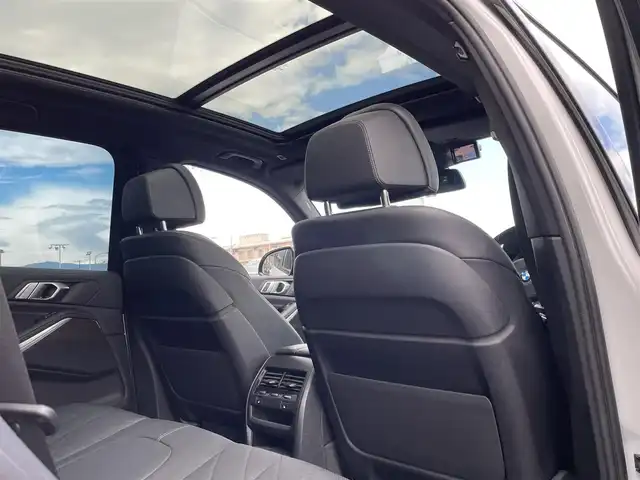 ＢＭＷ ＢＭＷ Ｘ５ xDrive 45e Mスポーツ 東京都 2023(令5)年 11.2万km ミネラルホワイト ・法人ワンオーナー/・エアササスペンション/・プッシュスタート/・パノラマサンルーフ/・インテリジェントセーフティ/・注意喚起アシスタント/・ステアリングアシスト/・PDC自動起動/・アクティブPDC緊急ブレーキ/・パーキングアシスト/・ハイビームアシスト/・クルーズコントロール(追従式)/・本革シート/・前席パワーシート/・全席シートヒーター/・純正メモリナビ/【Bluetooth・USB・AppleCarPlay】/・フルセグTV/・全方位カメラ/・ETC/・ワイヤレス充電/・ドライブレコーダー(前後録画)/・レーダー探知機/・パワーバックドア/・LEDヘッドランプ/・純正マット