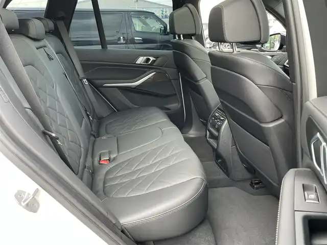 ＢＭＷ ＢＭＷ Ｘ５ xDrive 45e Mスポーツ 東京都 2023(令5)年 11.2万km ミネラルホワイト ・法人ワンオーナー/・エアササスペンション/・プッシュスタート/・パノラマサンルーフ/・インテリジェントセーフティ/・注意喚起アシスタント/・ステアリングアシスト/・PDC自動起動/・アクティブPDC緊急ブレーキ/・パーキングアシスト/・ハイビームアシスト/・クルーズコントロール(追従式)/・本革シート/・前席パワーシート/・全席シートヒーター/・純正メモリナビ/【Bluetooth・USB・AppleCarPlay】/・フルセグTV/・全方位カメラ/・ETC/・ワイヤレス充電/・ドライブレコーダー(前後録画)/・レーダー探知機/・パワーバックドア/・LEDヘッドランプ/・純正マット