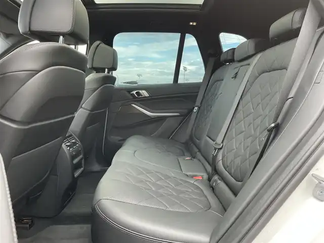 ＢＭＷ ＢＭＷ Ｘ５ xDrive 45e Mスポーツ 東京都 2023(令5)年 11.2万km ミネラルホワイト ・法人ワンオーナー/・エアササスペンション/・プッシュスタート/・パノラマサンルーフ/・インテリジェントセーフティ/・注意喚起アシスタント/・ステアリングアシスト/・PDC自動起動/・アクティブPDC緊急ブレーキ/・パーキングアシスト/・ハイビームアシスト/・クルーズコントロール(追従式)/・本革シート/・前席パワーシート/・全席シートヒーター/・純正メモリナビ/【Bluetooth・USB・AppleCarPlay】/・フルセグTV/・全方位カメラ/・ETC/・ワイヤレス充電/・ドライブレコーダー(前後録画)/・レーダー探知機/・パワーバックドア/・LEDヘッドランプ/・純正マット