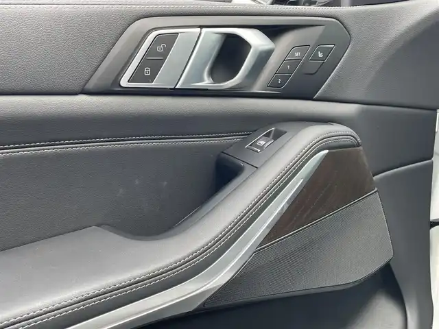 ＢＭＷ ＢＭＷ Ｘ５ xDrive 45e Mスポーツ 東京都 2023(令5)年 11.2万km ミネラルホワイト ・法人ワンオーナー/・エアササスペンション/・プッシュスタート/・パノラマサンルーフ/・インテリジェントセーフティ/・注意喚起アシスタント/・ステアリングアシスト/・PDC自動起動/・アクティブPDC緊急ブレーキ/・パーキングアシスト/・ハイビームアシスト/・クルーズコントロール(追従式)/・本革シート/・前席パワーシート/・全席シートヒーター/・純正メモリナビ/【Bluetooth・USB・AppleCarPlay】/・フルセグTV/・全方位カメラ/・ETC/・ワイヤレス充電/・ドライブレコーダー(前後録画)/・レーダー探知機/・パワーバックドア/・LEDヘッドランプ/・純正マット