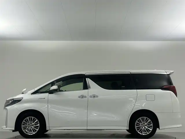 トヨタ アルファードハイブリット SR Cパッケージ 埼玉県 2019(令1)年 2.3万km ホワイトパールクリスタルシャイン 純正９型ナビＴＶ　両側パワスラ　後席モニター　ヒートシート　エアシート オットマン ドラレコ　バックカメラ ＥＴＣ２．０  コーナーセンサー レーンアシスト クルコン ＬＥＤ 衝撃被害軽減装置  プッシュスタート アイドリングストップ