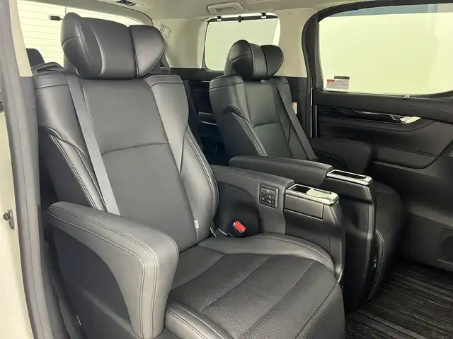 トヨタ アルファードハイブリット SR Cパッケージ 福島県 2019(令1)年 2.3万km ホワイトパールクリスタルシャイン フリップダウンモニター/・純正SDナビゲーション/型式：NSZt-Y68T/【CD/DVD/Bluetooth/フルセグTV】/・バックカメラ/・ETC2.0/・前後ドライブレコーダー/プリクラッシュセーフティ/レーントレーシングアシスト/アダプティブクルーズコントロール/クリアランスソナー/パーキングサポートブレーキ/ロードサインアシスト/電子パーキングブレーキ/・ブレーキオートホールド/アイドリングストップ/両側パワースライドドア/・パワーバックドア/コンビステアリング/・ステアリングスイッチ/・ステアリングヒーター/レザーシート/・運転席＋助手席パワーシート/・運転席メモリーシート/・運転席＋助手席シートヒーター/・運転席＋助手席エアシート/・オットマン/LEDヘッドライト/・オートライト/・フロントフォグライト/ABS/横滑り防止装置/盗難防止装置/純正フロアマット/ドアバイザー/プッシュスタート/・スマートキー/・スペアキー
