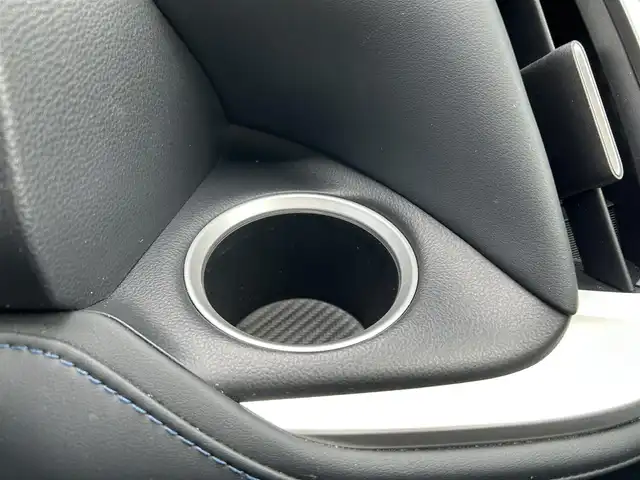 トヨタ ヴォクシー ハイブリッド S－Z 静岡県 2022(令4)年 5.5万km ホワイトパールクリスタルシャイン TOYOTA SAFETY SENSE/・プリクラッシュセーフティ/・レーントレーシングアシスト/・レーダークルーズコントロール/・アダプティブハイビーム/・発進遅れ抑止機能/・レーンチェンジアシスト/純正ナビ/AM FM CD DVD Bluetooth ipod /AppleCarPlay AndroidAuto/ヘッドアップディスプレイ/レザーシート/全席シートヒーター/エアシート/オートブレーキホールド/電動パーキングブレーキ/純正16インチアルミホイール/革巻きステアリング/ステアリングスイッチ/スマートキー＆プッシュスタート/サンシェード/後席カーテン/取扱説明書/フルセグTV　/アラウンドビューモニター/バックモニター/自動駐車システム/ビルトインETC2.0/COMTECドライブレコーダー(HDR361G5)/LEDオートヘッドライト/両側パワースライドドア