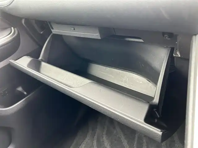トヨタ ヴォクシー ハイブリッド S－Z 静岡県 2022(令4)年 5.5万km ホワイトパールクリスタルシャイン TOYOTA SAFETY SENSE/・プリクラッシュセーフティ/・レーントレーシングアシスト/・レーダークルーズコントロール/・アダプティブハイビーム/・発進遅れ抑止機能/・レーンチェンジアシスト/純正ナビ/AM FM CD DVD Bluetooth ipod /AppleCarPlay AndroidAuto/ヘッドアップディスプレイ/レザーシート/全席シートヒーター/エアシート/オートブレーキホールド/電動パーキングブレーキ/純正16インチアルミホイール/革巻きステアリング/ステアリングスイッチ/スマートキー＆プッシュスタート/サンシェード/後席カーテン/取扱説明書/フルセグTV　/アラウンドビューモニター/バックモニター/自動駐車システム/ビルトインETC2.0/COMTECドライブレコーダー(HDR361G5)/LEDオートヘッドライト/両側パワースライドドア