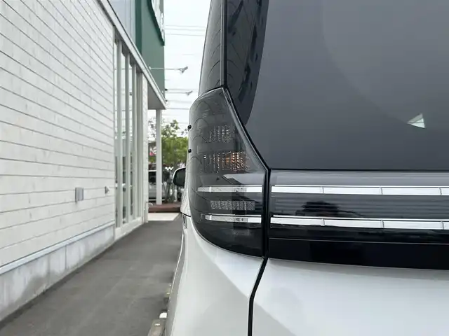 トヨタ ヴォクシー ハイブリッド S－Z 静岡県 2022(令4)年 5.5万km ホワイトパールクリスタルシャイン TOYOTA SAFETY SENSE/・プリクラッシュセーフティ/・レーントレーシングアシスト/・レーダークルーズコントロール/・アダプティブハイビーム/・発進遅れ抑止機能/・レーンチェンジアシスト/純正ナビ/AM FM CD DVD Bluetooth ipod /AppleCarPlay AndroidAuto/ヘッドアップディスプレイ/レザーシート/全席シートヒーター/エアシート/オートブレーキホールド/電動パーキングブレーキ/純正16インチアルミホイール/革巻きステアリング/ステアリングスイッチ/スマートキー＆プッシュスタート/サンシェード/後席カーテン/取扱説明書/フルセグTV　/アラウンドビューモニター/バックモニター/自動駐車システム/ビルトインETC2.0/COMTECドライブレコーダー(HDR361G5)/LEDオートヘッドライト/両側パワースライドドア