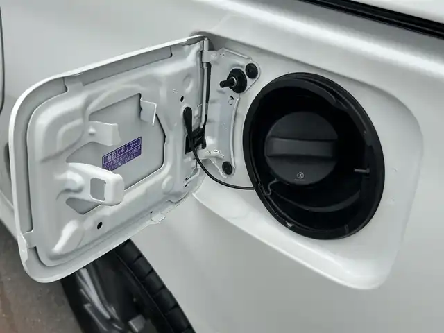 トヨタ ヴォクシー ハイブリッド S－Z 静岡県 2022(令4)年 5.5万km ホワイトパールクリスタルシャイン TOYOTA SAFETY SENSE/・プリクラッシュセーフティ/・レーントレーシングアシスト/・レーダークルーズコントロール/・アダプティブハイビーム/・発進遅れ抑止機能/・レーンチェンジアシスト/純正ナビ/AM FM CD DVD Bluetooth ipod /AppleCarPlay AndroidAuto/ヘッドアップディスプレイ/レザーシート/全席シートヒーター/エアシート/オートブレーキホールド/電動パーキングブレーキ/純正16インチアルミホイール/革巻きステアリング/ステアリングスイッチ/スマートキー＆プッシュスタート/サンシェード/後席カーテン/取扱説明書/フルセグTV　/アラウンドビューモニター/バックモニター/自動駐車システム/ビルトインETC2.0/COMTECドライブレコーダー(HDR361G5)/LEDオートヘッドライト/両側パワースライドドア