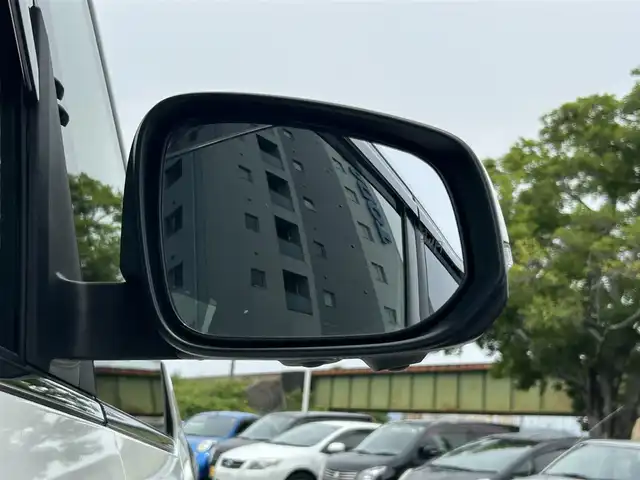 トヨタ ヴォクシー ハイブリッド S－Z 静岡県 2022(令4)年 5.5万km ホワイトパールクリスタルシャイン TOYOTA SAFETY SENSE/・プリクラッシュセーフティ/・レーントレーシングアシスト/・レーダークルーズコントロール/・アダプティブハイビーム/・発進遅れ抑止機能/・レーンチェンジアシスト/純正ナビ/AM FM CD DVD Bluetooth ipod /AppleCarPlay AndroidAuto/ヘッドアップディスプレイ/レザーシート/全席シートヒーター/エアシート/オートブレーキホールド/電動パーキングブレーキ/純正16インチアルミホイール/革巻きステアリング/ステアリングスイッチ/スマートキー＆プッシュスタート/サンシェード/後席カーテン/取扱説明書/フルセグTV　/アラウンドビューモニター/バックモニター/自動駐車システム/ビルトインETC2.0/COMTECドライブレコーダー(HDR361G5)/LEDオートヘッドライト/両側パワースライドドア