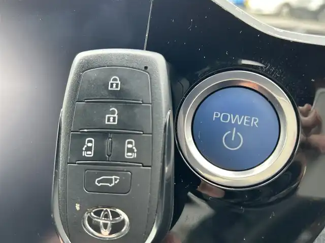 トヨタ ヴォクシー ハイブリッド S－Z 静岡県 2022(令4)年 5.5万km ホワイトパールクリスタルシャイン TOYOTA SAFETY SENSE/・プリクラッシュセーフティ/・レーントレーシングアシスト/・レーダークルーズコントロール/・アダプティブハイビーム/・発進遅れ抑止機能/・レーンチェンジアシスト/純正ナビ/AM FM CD DVD Bluetooth ipod /AppleCarPlay AndroidAuto/ヘッドアップディスプレイ/レザーシート/全席シートヒーター/エアシート/オートブレーキホールド/電動パーキングブレーキ/純正16インチアルミホイール/革巻きステアリング/ステアリングスイッチ/スマートキー＆プッシュスタート/サンシェード/後席カーテン/取扱説明書/フルセグTV　/アラウンドビューモニター/バックモニター/自動駐車システム/ビルトインETC2.0/COMTECドライブレコーダー(HDR361G5)/LEDオートヘッドライト/両側パワースライドドア