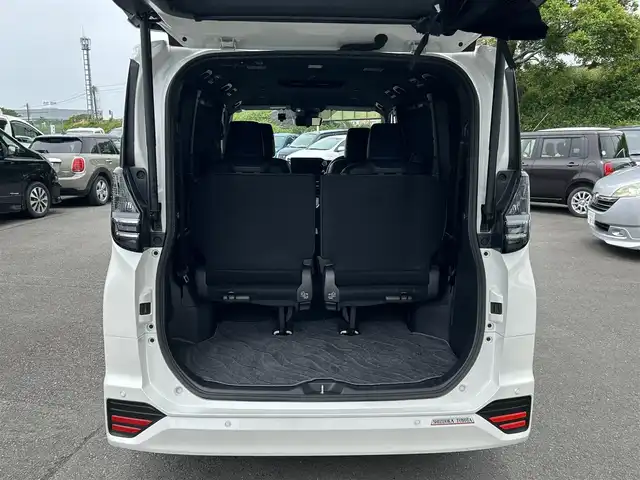 トヨタ ヴォクシー ハイブリッド S－Z 静岡県 2022(令4)年 5.5万km ホワイトパールクリスタルシャイン TOYOTA SAFETY SENSE/・プリクラッシュセーフティ/・レーントレーシングアシスト/・レーダークルーズコントロール/・アダプティブハイビーム/・発進遅れ抑止機能/・レーンチェンジアシスト/純正ナビ/AM FM CD DVD Bluetooth ipod /AppleCarPlay AndroidAuto/ヘッドアップディスプレイ/レザーシート/全席シートヒーター/エアシート/オートブレーキホールド/電動パーキングブレーキ/純正16インチアルミホイール/革巻きステアリング/ステアリングスイッチ/スマートキー＆プッシュスタート/サンシェード/後席カーテン/取扱説明書/フルセグTV　/アラウンドビューモニター/バックモニター/自動駐車システム/ビルトインETC2.0/COMTECドライブレコーダー(HDR361G5)/LEDオートヘッドライト/両側パワースライドドア