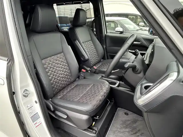 トヨタ ヴォクシー ハイブリッド S－Z 静岡県 2022(令4)年 5.5万km ホワイトパールクリスタルシャイン TOYOTA SAFETY SENSE/・プリクラッシュセーフティ/・レーントレーシングアシスト/・レーダークルーズコントロール/・アダプティブハイビーム/・発進遅れ抑止機能/・レーンチェンジアシスト/純正ナビ/AM FM CD DVD Bluetooth ipod /AppleCarPlay AndroidAuto/ヘッドアップディスプレイ/レザーシート/全席シートヒーター/エアシート/オートブレーキホールド/電動パーキングブレーキ/純正16インチアルミホイール/革巻きステアリング/ステアリングスイッチ/スマートキー＆プッシュスタート/サンシェード/後席カーテン/取扱説明書/フルセグTV　/アラウンドビューモニター/バックモニター/自動駐車システム/ビルトインETC2.0/COMTECドライブレコーダー(HDR361G5)/LEDオートヘッドライト/両側パワースライドドア