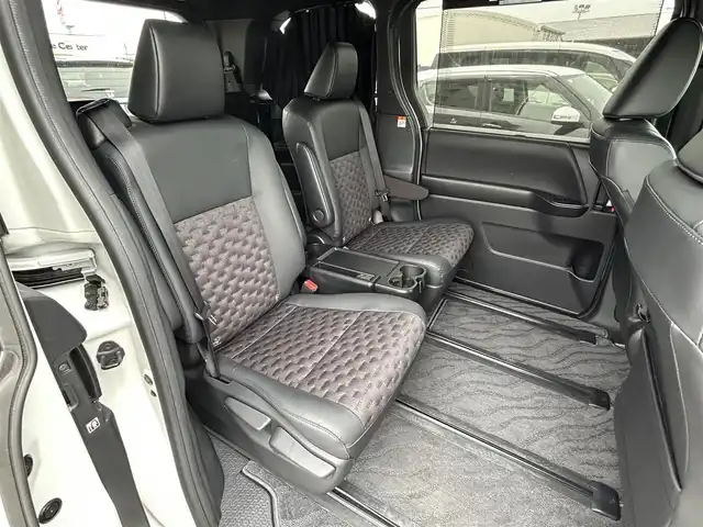 トヨタ ヴォクシー ハイブリッド S－Z 静岡県 2022(令4)年 5.5万km ホワイトパールクリスタルシャイン TOYOTA SAFETY SENSE/・プリクラッシュセーフティ/・レーントレーシングアシスト/・レーダークルーズコントロール/・アダプティブハイビーム/・発進遅れ抑止機能/・レーンチェンジアシスト/純正ナビ/AM FM CD DVD Bluetooth ipod /AppleCarPlay AndroidAuto/ヘッドアップディスプレイ/レザーシート/全席シートヒーター/エアシート/オートブレーキホールド/電動パーキングブレーキ/純正16インチアルミホイール/革巻きステアリング/ステアリングスイッチ/スマートキー＆プッシュスタート/サンシェード/後席カーテン/取扱説明書/フルセグTV　/アラウンドビューモニター/バックモニター/自動駐車システム/ビルトインETC2.0/COMTECドライブレコーダー(HDR361G5)/LEDオートヘッドライト/両側パワースライドドア