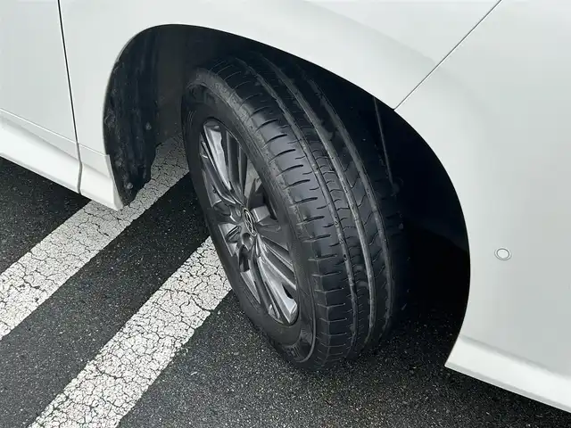 トヨタ ヴォクシー ハイブリッド S－Z 静岡県 2022(令4)年 5.5万km ホワイトパールクリスタルシャイン TOYOTA SAFETY SENSE/・プリクラッシュセーフティ/・レーントレーシングアシスト/・レーダークルーズコントロール/・アダプティブハイビーム/・発進遅れ抑止機能/・レーンチェンジアシスト/純正ナビ/AM FM CD DVD Bluetooth ipod /AppleCarPlay AndroidAuto/ヘッドアップディスプレイ/レザーシート/全席シートヒーター/エアシート/オートブレーキホールド/電動パーキングブレーキ/純正16インチアルミホイール/革巻きステアリング/ステアリングスイッチ/スマートキー＆プッシュスタート/サンシェード/後席カーテン/取扱説明書/フルセグTV　/アラウンドビューモニター/バックモニター/自動駐車システム/ビルトインETC2.0/COMTECドライブレコーダー(HDR361G5)/LEDオートヘッドライト/両側パワースライドドア