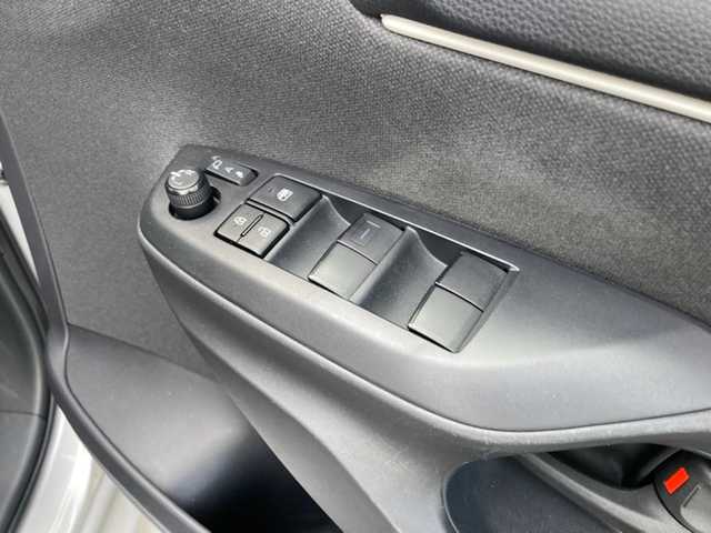 トヨタ ヤリス X 愛媛県 2020(令2)年 2万km シルバー ディスプレイオーディオ /・ナビキット /・Bluetooth USB /ビルトインETC /プリクラッシュセーフティー  /・衝突軽減ブレーキ /・レーンキープアシスト /・クリアランスソナー /・標識認識機能 /・オートハイビーム /アイドリングストップ/フロアマット/電動格納ミラー/・ウィンカーミラー /リモコンキー/・スペアキー/取扱説明書/保証書