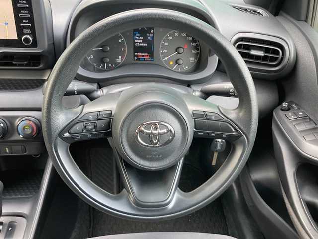 トヨタ ヤリス X 愛媛県 2020(令2)年 2万km シルバー ディスプレイオーディオ /・ナビキット /・Bluetooth USB /ビルトインETC /プリクラッシュセーフティー  /・衝突軽減ブレーキ /・レーンキープアシスト /・クリアランスソナー /・標識認識機能 /・オートハイビーム /アイドリングストップ/フロアマット/電動格納ミラー/・ウィンカーミラー /リモコンキー/・スペアキー/取扱説明書/保証書