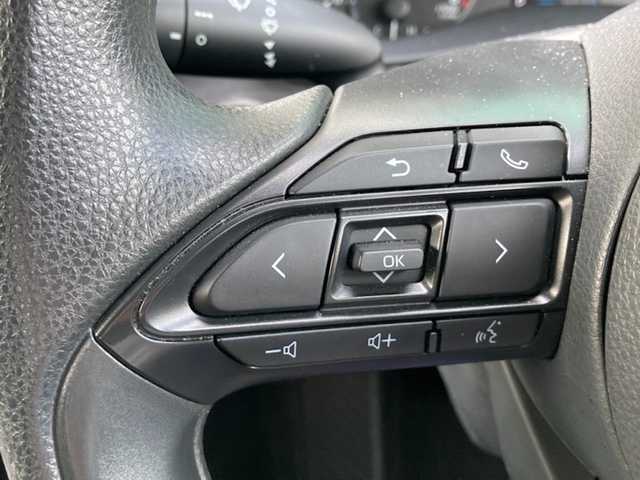 トヨタ ヤリス X 愛媛県 2020(令2)年 2万km シルバー ディスプレイオーディオ /・ナビキット /・Bluetooth USB /ビルトインETC /プリクラッシュセーフティー  /・衝突軽減ブレーキ /・レーンキープアシスト /・クリアランスソナー /・標識認識機能 /・オートハイビーム /アイドリングストップ/フロアマット/電動格納ミラー/・ウィンカーミラー /リモコンキー/・スペアキー/取扱説明書/保証書