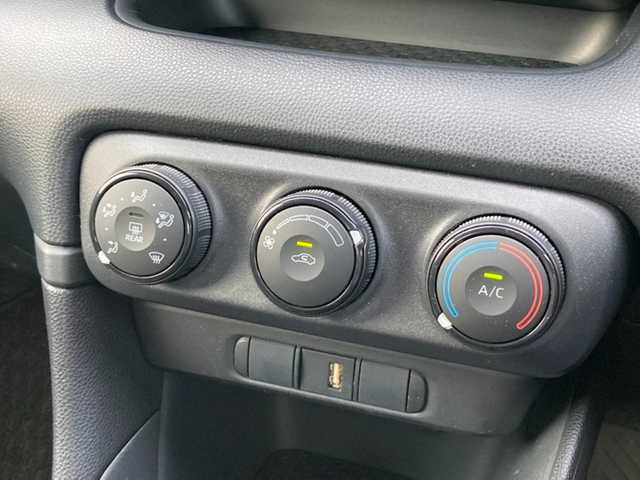 トヨタ ヤリス X 愛媛県 2020(令2)年 2万km シルバー ディスプレイオーディオ /・ナビキット /・Bluetooth USB /ビルトインETC /プリクラッシュセーフティー  /・衝突軽減ブレーキ /・レーンキープアシスト /・クリアランスソナー /・標識認識機能 /・オートハイビーム /アイドリングストップ/フロアマット/電動格納ミラー/・ウィンカーミラー /リモコンキー/・スペアキー/取扱説明書/保証書