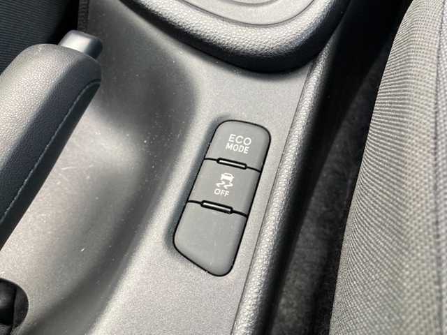 トヨタ ヤリス X 愛媛県 2020(令2)年 2万km シルバー ディスプレイオーディオ /・ナビキット /・Bluetooth USB /ビルトインETC /プリクラッシュセーフティー  /・衝突軽減ブレーキ /・レーンキープアシスト /・クリアランスソナー /・標識認識機能 /・オートハイビーム /アイドリングストップ/フロアマット/電動格納ミラー/・ウィンカーミラー /リモコンキー/・スペアキー/取扱説明書/保証書