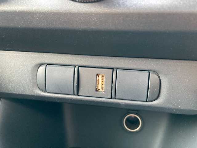 トヨタ ヤリス X 愛媛県 2020(令2)年 2万km シルバー ディスプレイオーディオ /・ナビキット /・Bluetooth USB /ビルトインETC /プリクラッシュセーフティー  /・衝突軽減ブレーキ /・レーンキープアシスト /・クリアランスソナー /・標識認識機能 /・オートハイビーム /アイドリングストップ/フロアマット/電動格納ミラー/・ウィンカーミラー /リモコンキー/・スペアキー/取扱説明書/保証書