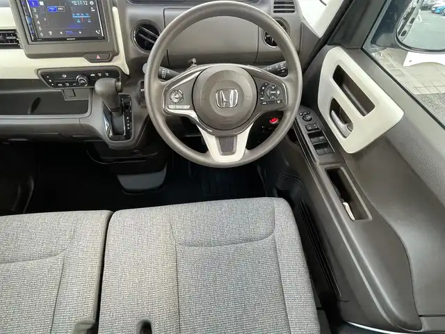 ホンダ Ｎ ＢＯＸ G 福岡県 2022(令4)年 1.2万km プラチナホワイトパール ワンオーナー/カロッツエリアディスプレイオーディオ【FH-3500DVS】/(AM/FM/CD/DVD/Bluetooth/iPod)/バックカメラ/ホンダセンシング/・衝突軽減ブレーキ/・誤発進抑制機能/・後方誤発進抑制機能/・歩行者事故低減ステアリング/・路外逸脱抑制機能/・先行車発進お知らせ機能/・標識認識機能/・アダプティブクルーズコントロール/・車線維持支援システム/横滑り抑制機能/盗難防止装置/両側スライドドア/カロッツエリア前方ドライブレコーダー【VREC-DZ300】/社外フロアマット/電格ウィンカーミラー/ドアバイザー/ステアリングスイッチ/プッシュスタート/ブレーキホールド/ISOFIX/アクセサリーソケット/スペアキー×1/保証書/取扱説明書/ナビ取扱説明書