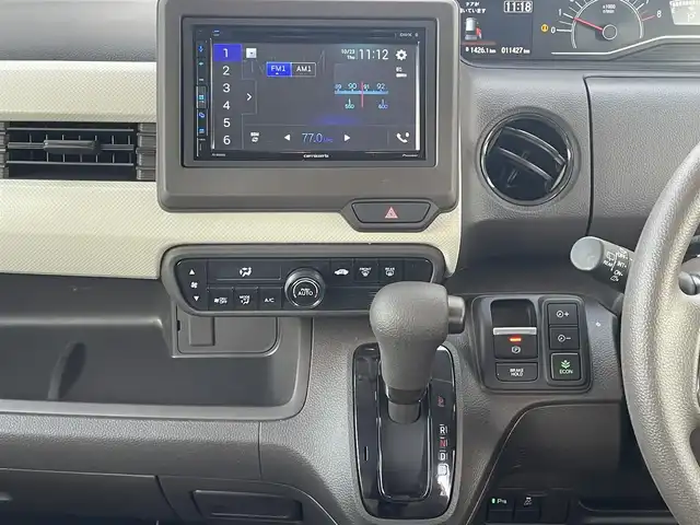 ホンダ Ｎ ＢＯＸ G 福岡県 2022(令4)年 1.2万km プラチナホワイトパール ワンオーナー/カロッツエリアディスプレイオーディオ【FH-3500DVS】/(AM/FM/CD/DVD/Bluetooth/iPod)/バックカメラ/ホンダセンシング/・衝突軽減ブレーキ/・誤発進抑制機能/・後方誤発進抑制機能/・歩行者事故低減ステアリング/・路外逸脱抑制機能/・先行車発進お知らせ機能/・標識認識機能/・アダプティブクルーズコントロール/・車線維持支援システム/横滑り抑制機能/盗難防止装置/両側スライドドア/カロッツエリア前方ドライブレコーダー【VREC-DZ300】/社外フロアマット/電格ウィンカーミラー/ドアバイザー/ステアリングスイッチ/プッシュスタート/ブレーキホールド/ISOFIX/アクセサリーソケット/スペアキー×1/保証書/取扱説明書/ナビ取扱説明書