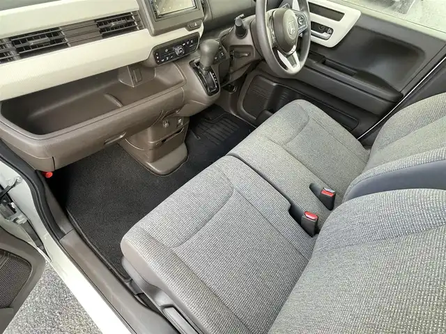ホンダ Ｎ ＢＯＸ G 福岡県 2022(令4)年 1.2万km プラチナホワイトパール ワンオーナー/カロッツエリアディスプレイオーディオ【FH-3500DVS】/(AM/FM/CD/DVD/Bluetooth/iPod)/バックカメラ/ホンダセンシング/・衝突軽減ブレーキ/・誤発進抑制機能/・後方誤発進抑制機能/・歩行者事故低減ステアリング/・路外逸脱抑制機能/・先行車発進お知らせ機能/・標識認識機能/・アダプティブクルーズコントロール/・車線維持支援システム/横滑り抑制機能/盗難防止装置/両側スライドドア/カロッツエリア前方ドライブレコーダー【VREC-DZ300】/社外フロアマット/電格ウィンカーミラー/ドアバイザー/ステアリングスイッチ/プッシュスタート/ブレーキホールド/ISOFIX/アクセサリーソケット/スペアキー×1/保証書/取扱説明書/ナビ取扱説明書