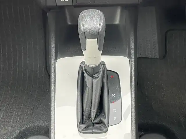 ホンダ フィット ベーシック 道央・札幌 2020(令2)年 5.2万km ルナシルバーM ４WD/社外メモリーナビ/CD/SD/BT/ワンセグ/衝突被害軽減ブレーキ/横滑り防止装置/アダプティブクルーズコントロール/レーンキープアシスト/クリアランスソナー/無効】/４WD/社外メモリーナビ/CD/SD/BT/ワンセグ/衝突被害軽減ブレーキ/横滑り防止装置/アダプティブクルーズコントロール/レーンキープアシスト/クリアランスソナー/バックカメラ/ビルトインETC/ドライブレコーダー/アイドリングストップ/ECONモード/ワイパーデアイサー/ステアリングリモコン/電動パーキング/ブレーキホールド/プッシュスタート/スマートキー/ハロゲンヘッドライト/ヘッドライトレベライザー/電動格納ミラー/ヒーテッドドアミラー/ウィンカーミラー/フロアマット/レンタカー登録