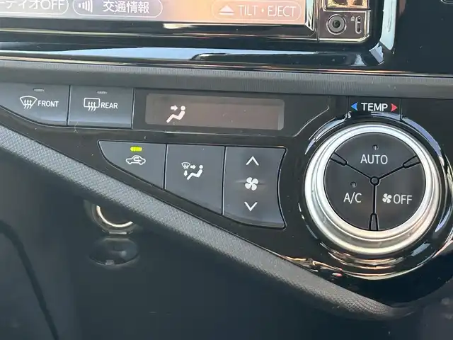 トヨタ アクア G ブラックソフトレザーセレ 栃木県 2017(平29)年 4.4万km スーパーレッドⅤ トヨタセーフティセンスC/・プリクラッシュセーフティシステム/・レーンディパーチャーアラート/・オートマチックハイビーム/純正メモリナビ/TV/CD/Bluetooth/SD/バックカメラ/ビルトインETC/スマートキー/プッシュEgスタート/合皮ブラックソフトレザーシート/シートヒーター/LEDヘッドライト/純正フロアマット/ドライブレコーダー/クルーズコントロール/ステアリングリモコン