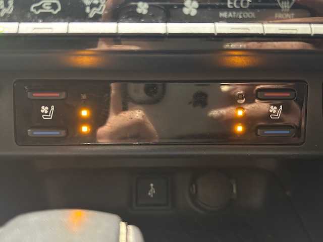 トヨタ ＲＡＶ４ ＰＨＶ G Z 宮城県 2021(令3)年 4.3万km ホワイトパールクリスタルシャイン ガーニッシュ（フロント/サイド/リア）/トヨタセーフティーセンス/・車線逸脱警報装置/・ブラインドスポットモニター/・プリクラッシュセーフティ/・パーキングサポートブレーキ/・ロードサインアシスト/・先行車発進告知機能/純正ナビ/・フルセグTV/・Bluetooth/USB/・全方位カメラ/・2.0ETC/・ドライブレコーダー（前後）/・純正充電ケーブル/・100V充電/アイドリングストップ/電子パーキング/・オートブレーキホールド/革巻きステアリング/・ステアリングスイッチ/レザーシート/・パワーシート（運転席/助手席）/・エアシート（運転席/助手席）/・シートヒーター（運転席/助手席）/LEDヘッドライト/・オートハイビーム/・オートライト/純正フロアマット