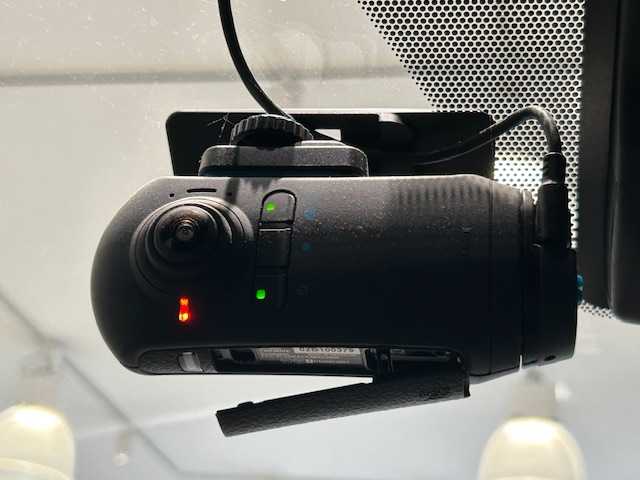 トヨタ ＲＡＶ４ ＰＨＶ G Z 宮城県 2021(令3)年 4.3万km ホワイトパールクリスタルシャイン ガーニッシュ（フロント/サイド/リア）/トヨタセーフティーセンス/・車線逸脱警報装置/・ブラインドスポットモニター/・プリクラッシュセーフティ/・パーキングサポートブレーキ/・ロードサインアシスト/・先行車発進告知機能/純正ナビ/・フルセグTV/・Bluetooth/USB/・全方位カメラ/・2.0ETC/・ドライブレコーダー（前後）/・純正充電ケーブル/・100V充電/アイドリングストップ/電子パーキング/・オートブレーキホールド/革巻きステアリング/・ステアリングスイッチ/レザーシート/・パワーシート（運転席/助手席）/・エアシート（運転席/助手席）/・シートヒーター（運転席/助手席）/LEDヘッドライト/・オートハイビーム/・オートライト/純正フロアマット