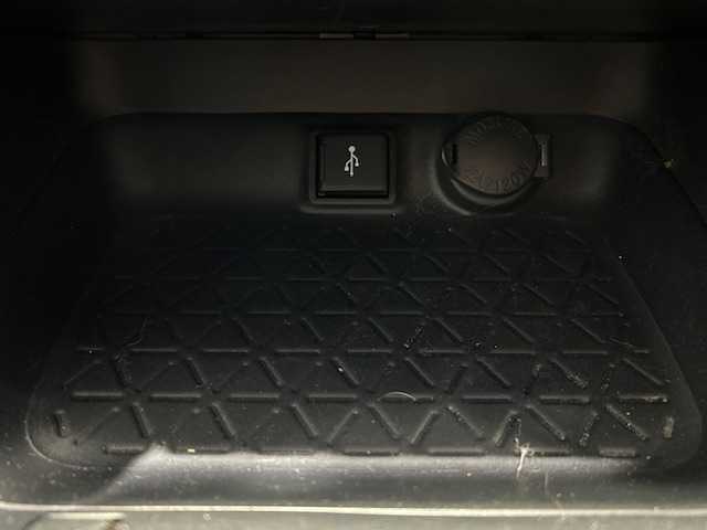 トヨタ ＲＡＶ４ ＰＨＶ G Z 宮城県 2021(令3)年 4.3万km ホワイトパールクリスタルシャイン ガーニッシュ（フロント/サイド/リア）/トヨタセーフティーセンス/・車線逸脱警報装置/・ブラインドスポットモニター/・プリクラッシュセーフティ/・パーキングサポートブレーキ/・ロードサインアシスト/・先行車発進告知機能/純正ナビ/・フルセグTV/・Bluetooth/USB/・全方位カメラ/・2.0ETC/・ドライブレコーダー（前後）/・純正充電ケーブル/・100V充電/アイドリングストップ/電子パーキング/・オートブレーキホールド/革巻きステアリング/・ステアリングスイッチ/レザーシート/・パワーシート（運転席/助手席）/・エアシート（運転席/助手席）/・シートヒーター（運転席/助手席）/LEDヘッドライト/・オートハイビーム/・オートライト/純正フロアマット