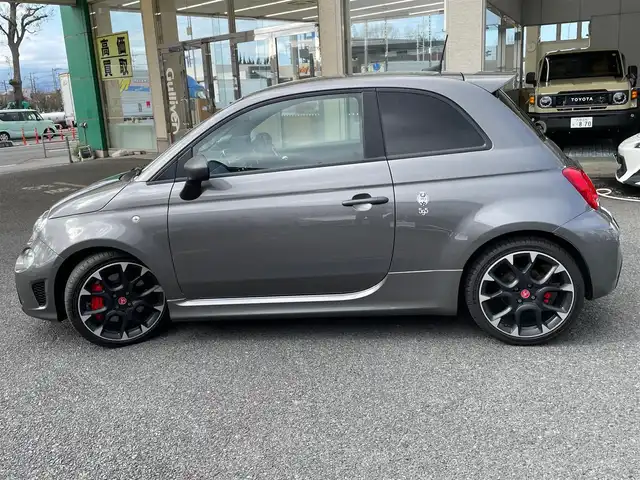 アバルト ５９５ コンペティツィオーネ 神奈川県 2019(令1)年 4.9万km ガンＭ 純正17インチAW/ブレンボブレーキ/レコードモンツァマフラー/ハーフレザーシート/純正ディスプレイオーディオ(USB/BT再生)/ETC/コーナーセンサー/HIDライト/パドルシフト/キーレス/R4/6年整備記録/保証書・取説あり