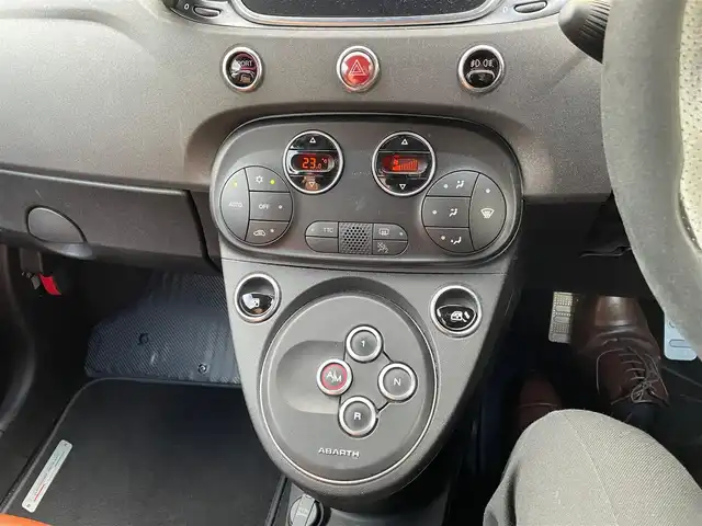 アバルト ５９５ コンペティツィオーネ 神奈川県 2019(令1)年 4.9万km ガンＭ 純正17インチAW/ブレンボブレーキ/レコードモンツァマフラー/ハーフレザーシート/純正ディスプレイオーディオ(USB/BT再生)/ETC/コーナーセンサー/HIDライト/パドルシフト/キーレス/R4/6年整備記録/保証書・取説あり