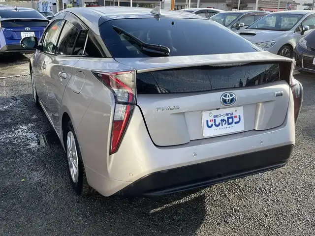 トヨタ プリウス Sセーフティプラス 神奈川県 2016(平28)年 9.4万km スティールブロンドM (株)IDOMが運営する【じしゃロン秦野店】の自社ローン専用車両になります。こちらは現金またはオートローンご利用時の価格です。自社ローンご希望の方は別途その旨お申付け下さい/トヨタセーフティセンス/・衝突軽減ブレーキ/・レーダークルーズコントロール/・レーンキープアシスト/・オートマチックハイビーム/ディーラーOP・SDナビ【DSZT-YC4T】/(Bluetooth接続/フルセグTV/DVD再生可)/バックカメラ/ビルトインETC/ドライブレコーダー/革巻きステアリング/ステアリングスイッチ/ヘッドアップディスプレイ