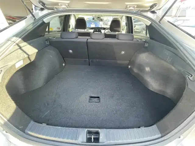 トヨタ プリウス Sセーフティプラス 神奈川県 2016(平28)年 9.4万km スティールブロンドM (株)IDOMが運営する【じしゃロン秦野店】の自社ローン専用車両になります。こちらは現金またはオートローンご利用時の価格です。自社ローンご希望の方は別途その旨お申付け下さい/トヨタセーフティセンス/・衝突軽減ブレーキ/・レーダークルーズコントロール/・レーンキープアシスト/・オートマチックハイビーム/ディーラーOP・SDナビ【DSZT-YC4T】/(Bluetooth接続/フルセグTV/DVD再生可)/バックカメラ/ビルトインETC/ドライブレコーダー/革巻きステアリング/ステアリングスイッチ/ヘッドアップディスプレイ