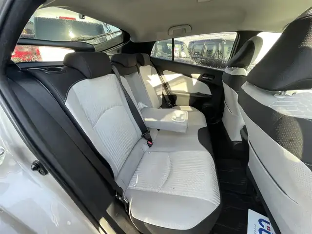 トヨタ プリウス Sセーフティプラス 神奈川県 2016(平28)年 9.4万km スティールブロンドM (株)IDOMが運営する【じしゃロン秦野店】の自社ローン専用車両になります。こちらは現金またはオートローンご利用時の価格です。自社ローンご希望の方は別途その旨お申付け下さい/トヨタセーフティセンス/・衝突軽減ブレーキ/・レーダークルーズコントロール/・レーンキープアシスト/・オートマチックハイビーム/ディーラーOP・SDナビ【DSZT-YC4T】/(Bluetooth接続/フルセグTV/DVD再生可)/バックカメラ/ビルトインETC/ドライブレコーダー/革巻きステアリング/ステアリングスイッチ/ヘッドアップディスプレイ