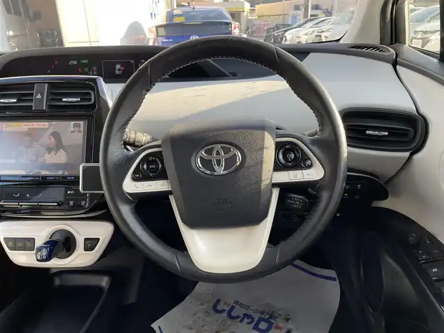 トヨタ プリウス Sセーフティプラス 神奈川県 2016(平28)年 9.4万km スティールブロンドM (株)IDOMが運営する【じしゃロン秦野店】の自社ローン専用車両になります。こちらは現金またはオートローンご利用時の価格です。自社ローンご希望の方は別途その旨お申付け下さい/トヨタセーフティセンス/・衝突軽減ブレーキ/・レーダークルーズコントロール/・レーンキープアシスト/・オートマチックハイビーム/ディーラーOP・SDナビ【DSZT-YC4T】/(Bluetooth接続/フルセグTV/DVD再生可)/バックカメラ/ビルトインETC/ドライブレコーダー/革巻きステアリング/ステアリングスイッチ/ヘッドアップディスプレイ