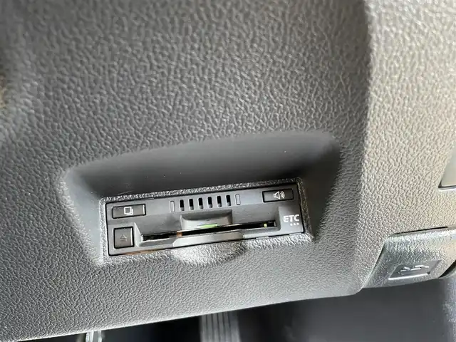 トヨタ プリウス Sセーフティプラス 神奈川県 2016(平28)年 9.4万km スティールブロンドM (株)IDOMが運営する【じしゃロン秦野店】の自社ローン専用車両になります。こちらは現金またはオートローンご利用時の価格です。自社ローンご希望の方は別途その旨お申付け下さい/トヨタセーフティセンス/・衝突軽減ブレーキ/・レーダークルーズコントロール/・レーンキープアシスト/・オートマチックハイビーム/ディーラーOP・SDナビ【DSZT-YC4T】/(Bluetooth接続/フルセグTV/DVD再生可)/バックカメラ/ビルトインETC/ドライブレコーダー/革巻きステアリング/ステアリングスイッチ/ヘッドアップディスプレイ